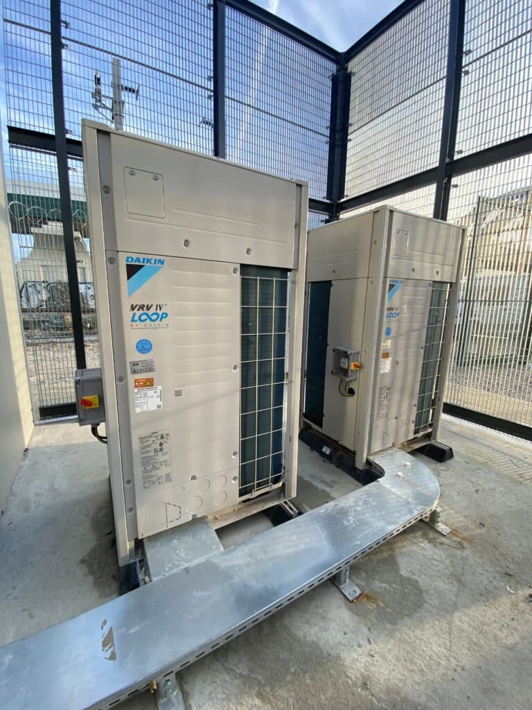 Locaux SNCF BEZONS, groupe VRV 3 tubes pour climatiser des salles techniques jusque -20°c extérieur