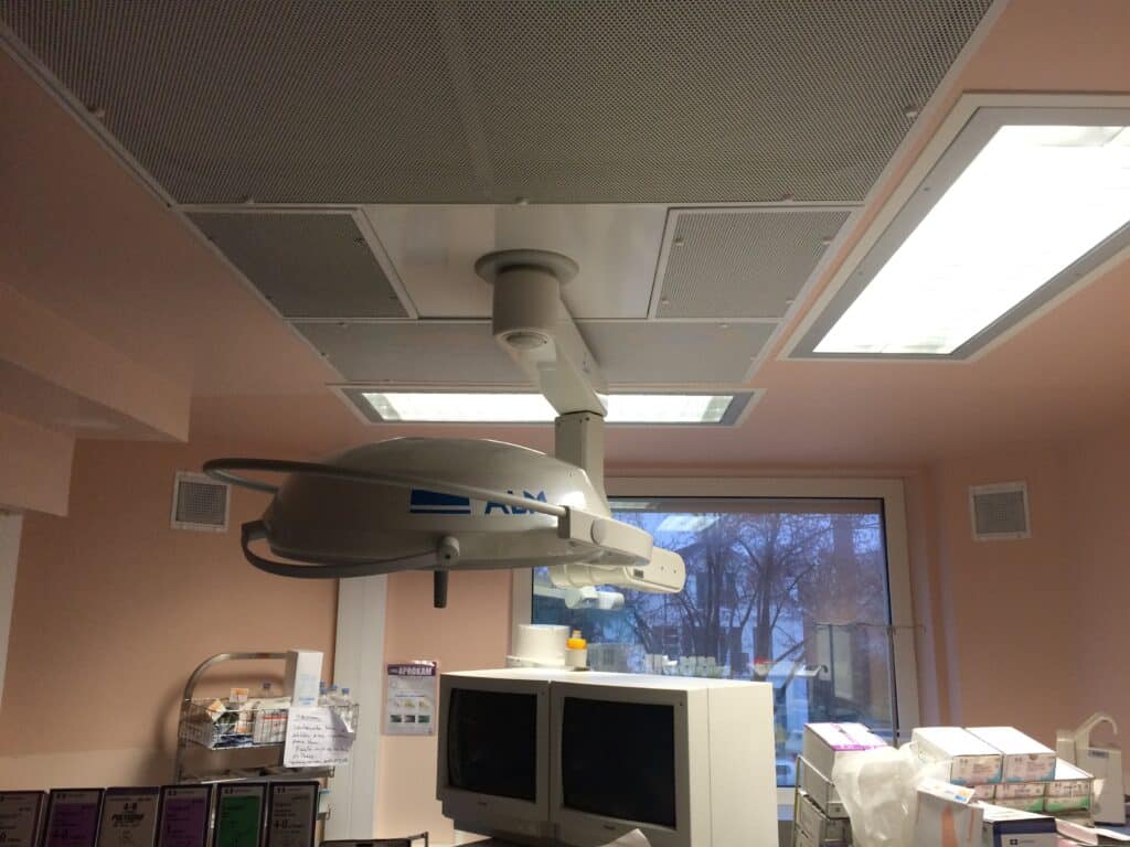 Plafond filtrant pour une salle de soins
